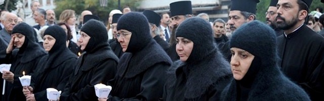 Monjas y sacerdotes de la Iglesia Ortodoxa Griega en Damasco rezan por la paz en diciembre de 2012, antes del secuestro de las hermanas de Malula