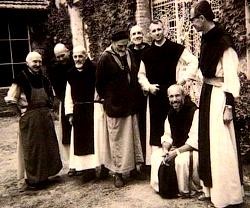 Los monjes cistercienses de Tibhirine en una foto de grupo ya clásica