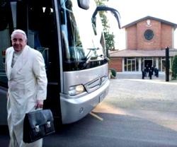 El Papa Francisco se baja del autobús en el centro donde realizará sus ejercicios cuaresmales