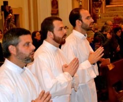 Tres seminaristas del arzobispado castrense en su institución como acólitos