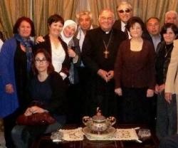 El obispo Marcuzzo, del Patriarcado Latino de Jerusalén, en uno de los salones culturales