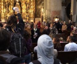 Una escena del asalto abortista a Sant Miquel de Palma de Mallorca
