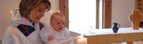 Una pastora sueca en el bautizo de un bebé - queda bonito en la foto, pero no atrae fieles a la iglesia