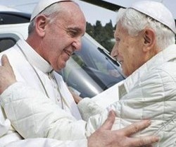 El primer abrazo de Francisco, como Papa, con Benedicto, inició una colaboración especial