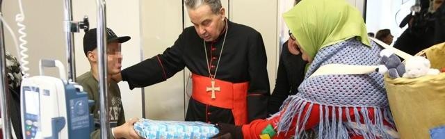 El cardenal Carlo Caffarra, de Bolonia, en una visita a niños enfermos en Navidad, con la Befana, la anciana que da regalos en Italia en esas fiestas