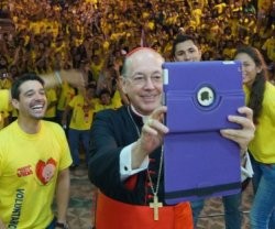 El cardenal Cipriani, primado de Perú, se hace una foto selfie con los voluntarios provida