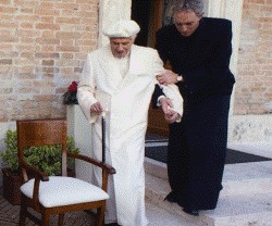 Benedicto XVI está normal para su edad, aunque con problemas en las piernas