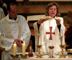 La reverenda Angela Berners fue una de las primeras sacerdotisas anglicanas, ordenada hace 20 años
