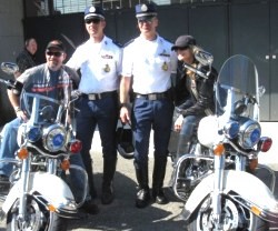 Dos policías de la Gendarmería Vaticana se hacen unas fotos con fans de la moto Harley-Davidson en el aniversario de este vehículo celebrado en San Pedro