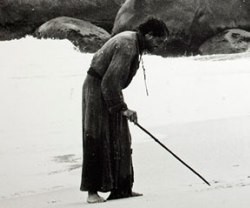 Anchieta escribe su himno a la Virgen en la arena... una imagen fundacional de Brasil, en la película José do Brasil