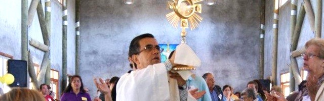 El padre Luis Escobar en un momento de adoración - foto de Portaluz.org