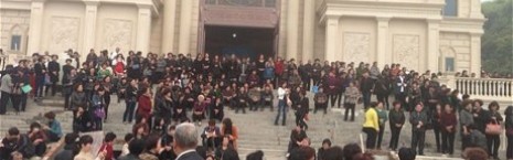 Escudo humano ante las puertas de la iglesia de Sanjiang -miles de fieles se turnan para protegerla
