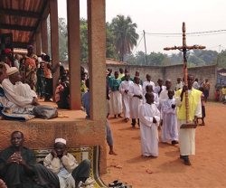 Procesión en una parroquia centroafricana repleta de refugiados musulmanes