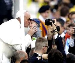 El Papa Francisco en las audiencias de los miércoles saluda a los peregrinos