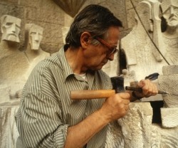 Subirachs en una foto de 1991 trabaja en sus esculturas de la Sagrada Familia