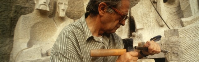 Subirachs en una foto de 1991 trabaja en sus esculturas de la Sagrada Familia