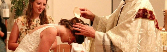 Una joven adulta se bautiza... en EEUU lo hacen más de 40.000 al año