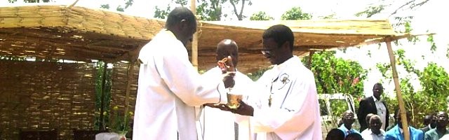 Recepción del padre Adrián -a la derecha- en su misión en Zambia, en la diócesis de Chipata