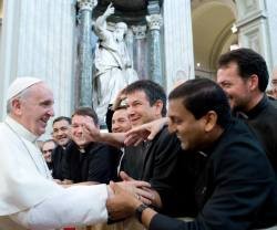 Francisco saluda a sacerdotes y seminaristas