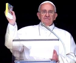 Francisco con el evangelio de bolsillo que regaló el miércoles de antes de Semana Santa