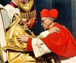 El 21 de febrero de 2001 el arzobispo de Buenos Aires, Jorge Mario Bergoglio, recibió la púrpura cardenalicia de manos de Juan Pablo II.