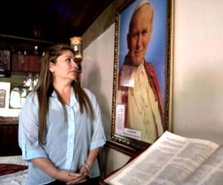 Floribeth Mora ante una imagen de Juan Pablo II en su casa - su sanación ha sido analizada con detalle