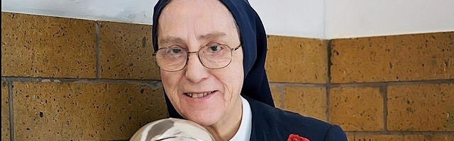 Sor Caterina Capitani enfermó en 1963, se curó milagrosamente en 1966, asistió a la beatificación de Juan XXIII en el 2000 y murió en 2010