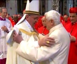 Francisco saluda a Benedicto XVI que acudió en febrero al consistorio que creaba nuevos cardenales