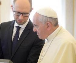 El primer ministro Yatseniuk regala al Papa Francisco una foto de la fiesta en el Maidán de Kiev