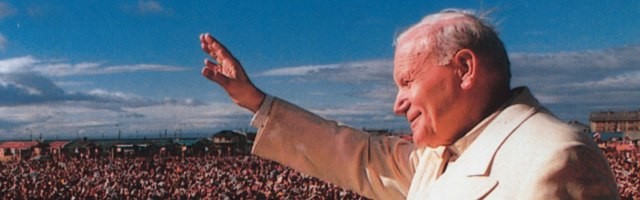 Juan Pablo II saluda a la multitud en su visita a Chile de 1987