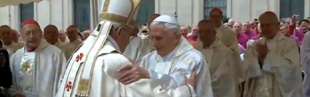 El Papa Francisco abraza a Benedicto XVI en un día que se recordará como el Día de los Cuatro Papas