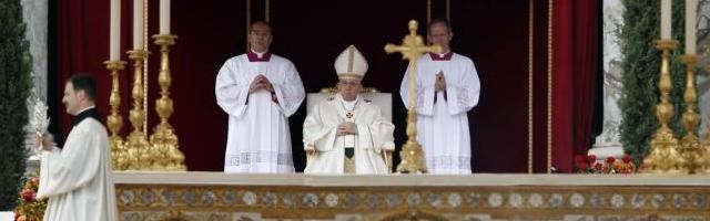 Francisco durante la canonización, mientras retiran las reliquias de los santos papas