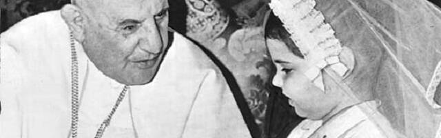 San Juan XXIII reza con una niña enferma, en una de sus fotos más conocidas
