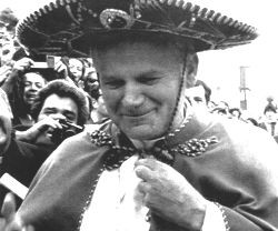 En sus 5 viajes a México y otros muchos a países hispanos Juan Pablo II se hizo con el corazón de multitudes