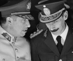 Pinochet y Videla en su reunión de 1976... dos años después casi arrastran a sus países a una guerra entre pueblos vecinos y hermanos