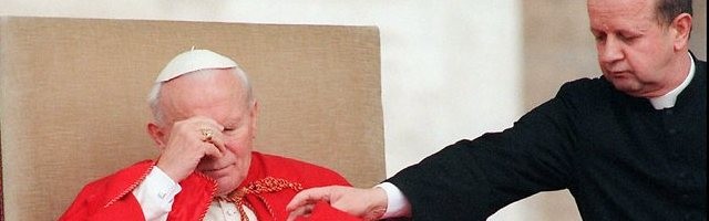 Dziwisz ayuda a Juan Pablo II en un momento de oración y cansancio en 1996 durante una audiencia pública