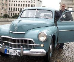 Marek Schram con el coche que perteneció a Juan Pablo II