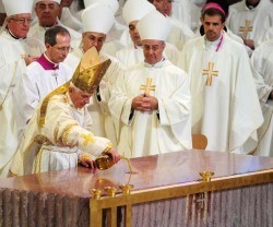 Millones de personas vieron a Benedicto XVI dedicar la Basílica... ¿qué papeles pide El País ahora?