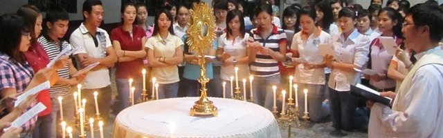 Vietnamitas católicos en adoración eucarística... 1 de cada 4 nuevos católicos es adulto