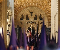 El Cristo de la Agonía en procesión en la catedral-mezquita de Córdoba