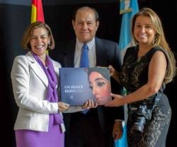 La embajadora de Guatemala, el historiador y la fotógrafa con el libro, de buen tamaño