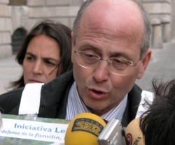 José Ramón Losana, al entregar 500.000 firmas en defensa de la familia el 20 de abril de 2005 -ignoradas por el Gobierno- fue su último gran acto público