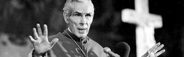 El obispo Fulton Sheen, en proceso de beatificación, fue un gran predicador televisivo y radiofónico.