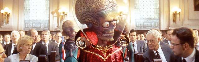 Mars Attacks, dirigida en 1996 por Tim Burton, plantea una invasión alienígena en términos de un duro sarcasmo y humor negro.