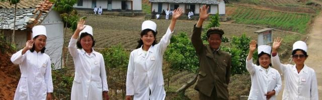 Así se despiden las enfermeras norcoreanas del padre Hammond y el equipo de la Fundación Eugene Bell