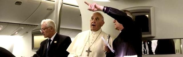 El padre Lombardi ayuda al Papa Francisco con las preguntas de los periodistas en el avión de vuelta de Israel