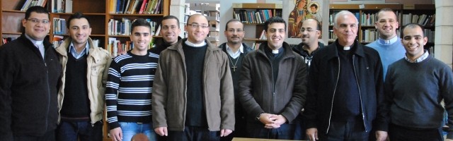 Algunos de los 27 seminaristas de Beit Jalá, en Belén, con el director del seminario