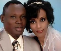 Meriam Ibrahim y su esposo en el día de su boda
