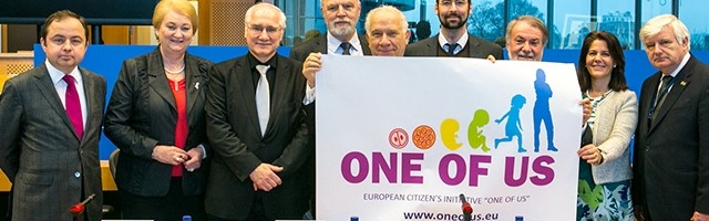 Impulsores de Uno de Nosotros / One of Us, incluyendo al español Jaime Mayor Oreja, al presentarla en Bruselas