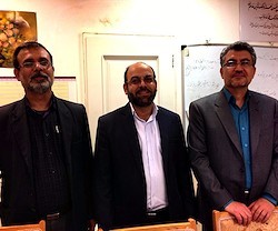 Ahmad Reza Meftah, en el centro de la foto, junto con sus colaboradores.